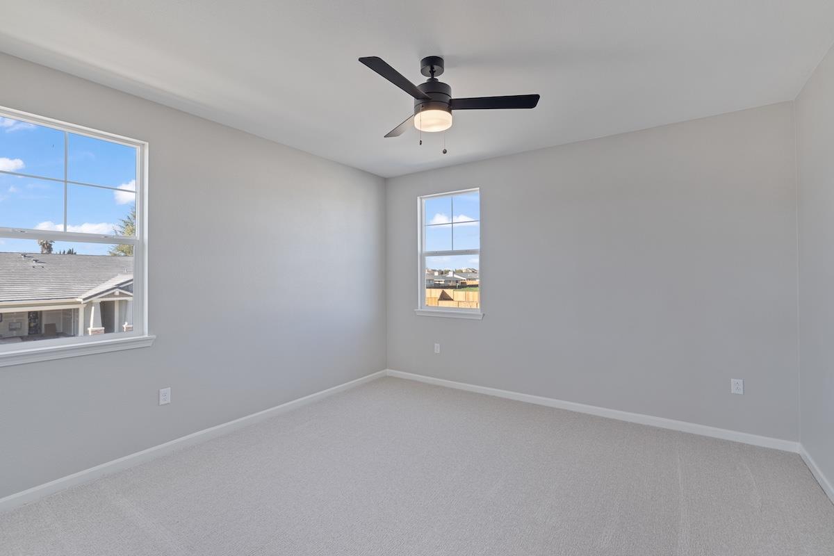Detail Gallery Image 16 of 43 For 1861 Hydrangea Dr, Hollister,  CA 95023 - 5 Beds | 3 Baths