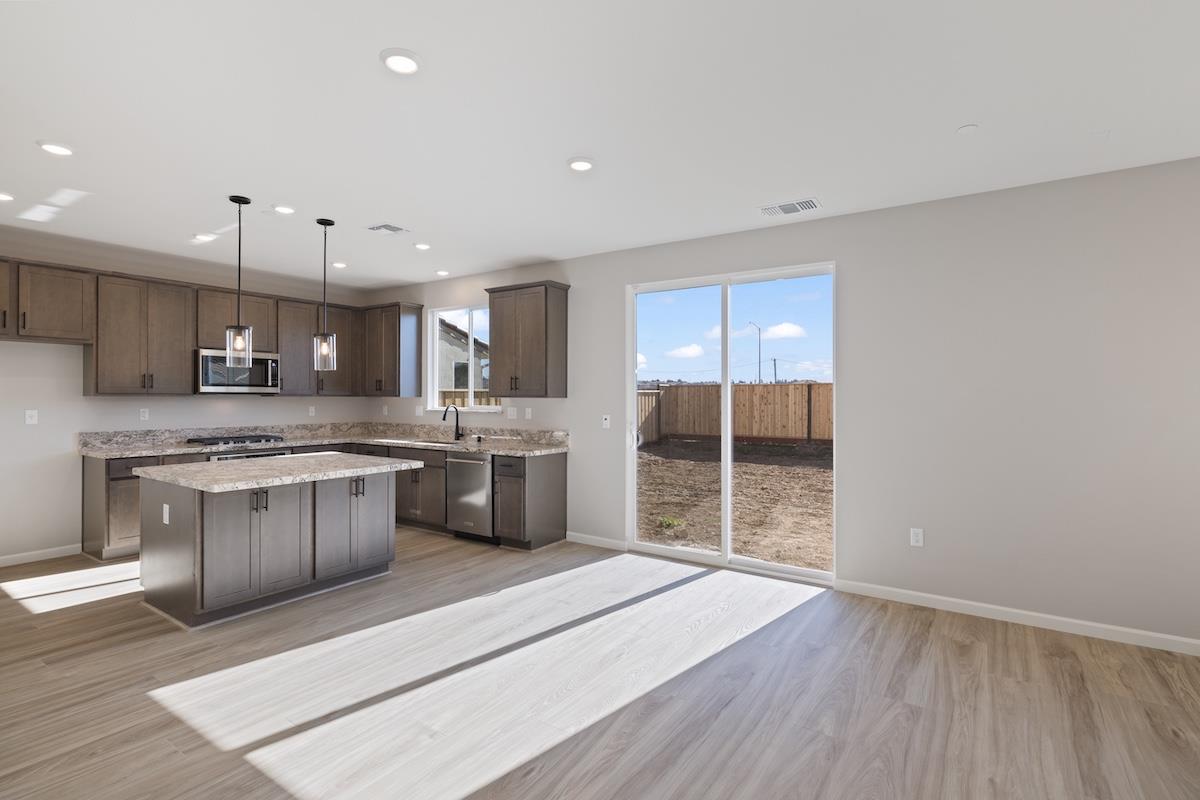 Detail Gallery Image 25 of 43 For 1861 Hydrangea Dr, Hollister,  CA 95023 - 5 Beds | 3 Baths