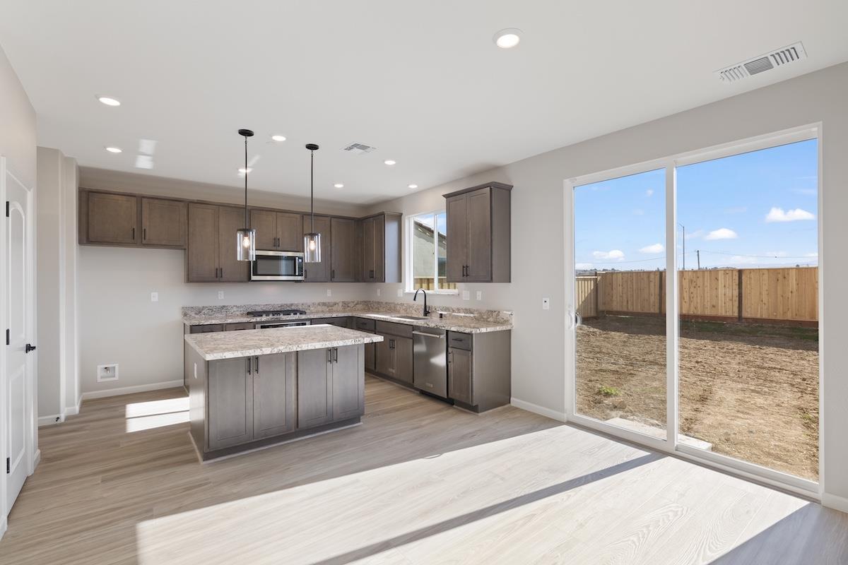 Detail Gallery Image 27 of 43 For 1861 Hydrangea Dr, Hollister,  CA 95023 - 5 Beds | 3 Baths