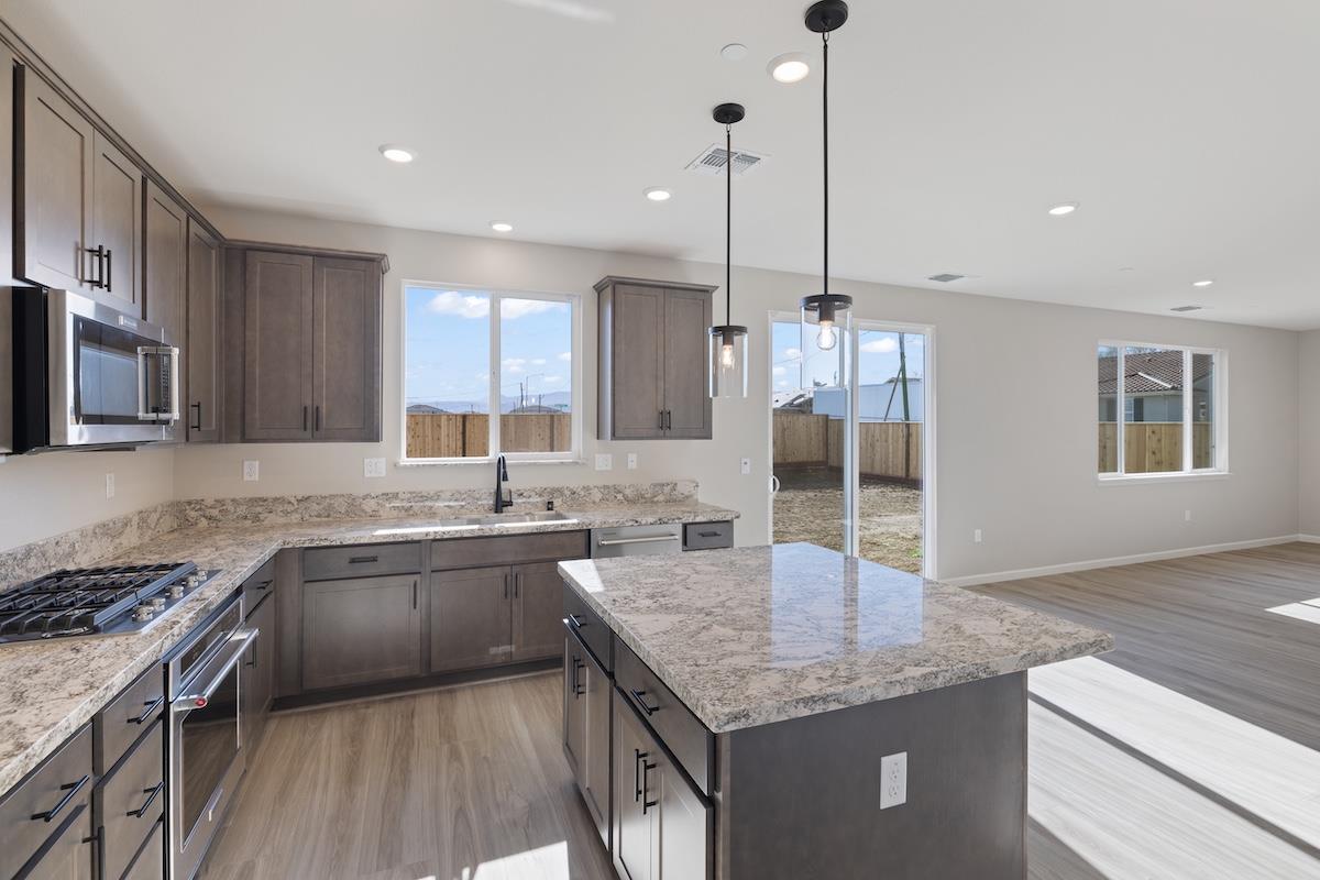 Detail Gallery Image 29 of 43 For 1861 Hydrangea Dr, Hollister,  CA 95023 - 5 Beds | 3 Baths
