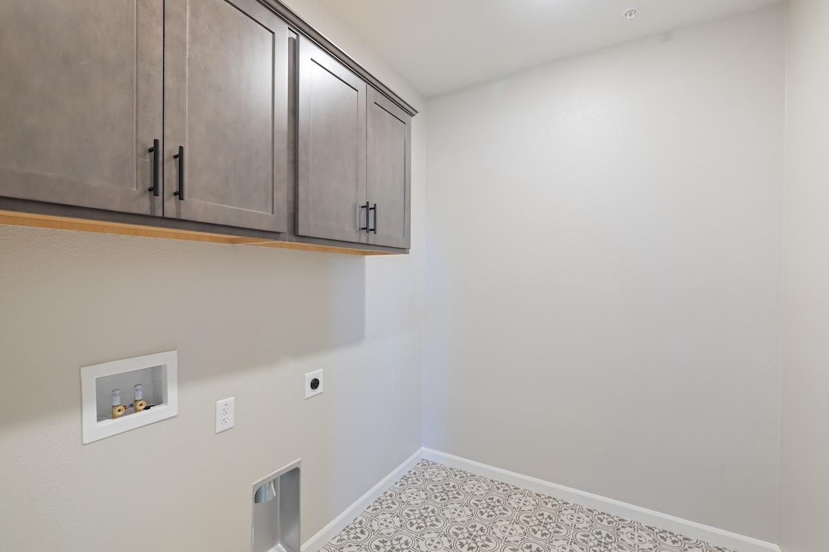 Detail Gallery Image 34 of 43 For 1861 Hydrangea Dr, Hollister,  CA 95023 - 5 Beds | 3 Baths