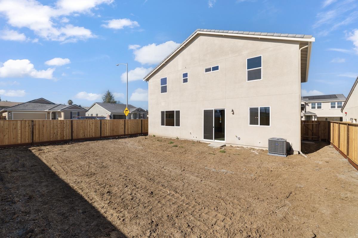 Detail Gallery Image 6 of 43 For 1861 Hydrangea Dr, Hollister,  CA 95023 - 5 Beds | 3 Baths