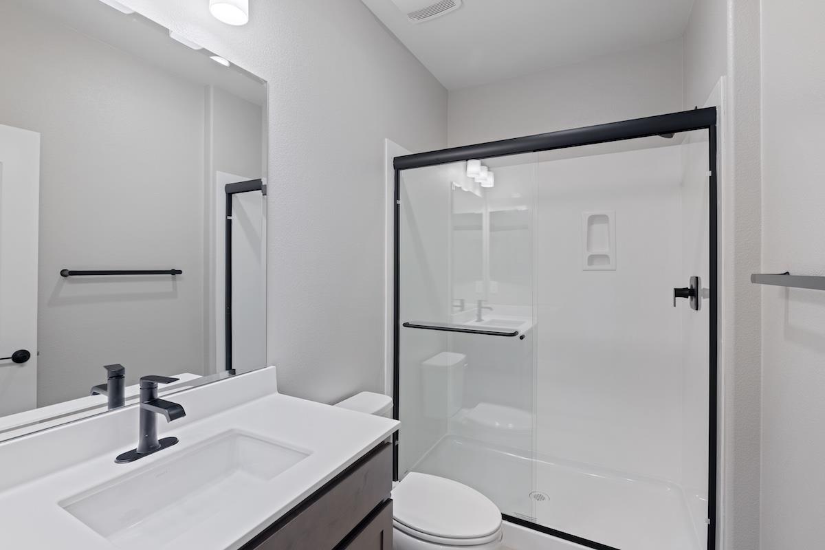 Detail Gallery Image 8 of 43 For 1861 Hydrangea Dr, Hollister,  CA 95023 - 5 Beds | 3 Baths