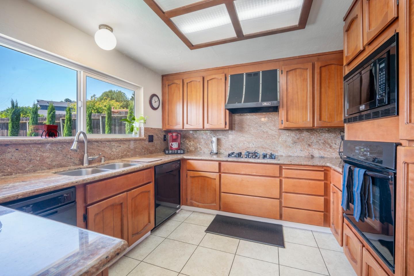 Detail Gallery Image 10 of 43 For 810 W Main Ave, Morgan Hill,  CA 95037 - 4 Beds | 2/1 Baths