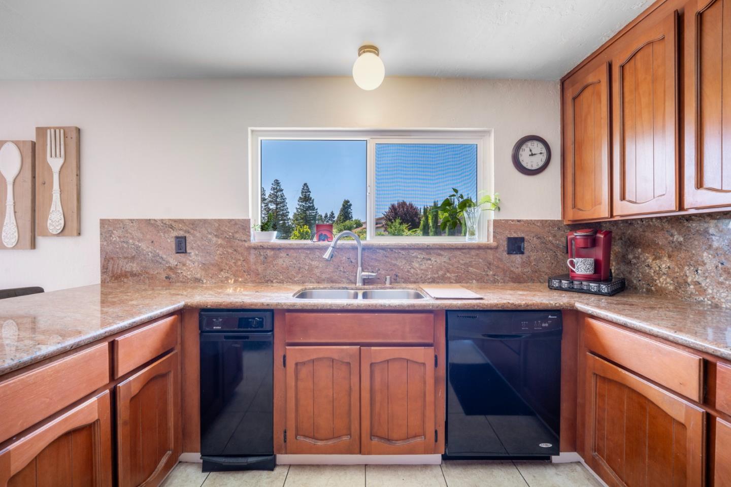 Detail Gallery Image 12 of 43 For 810 W Main Ave, Morgan Hill,  CA 95037 - 4 Beds | 2/1 Baths