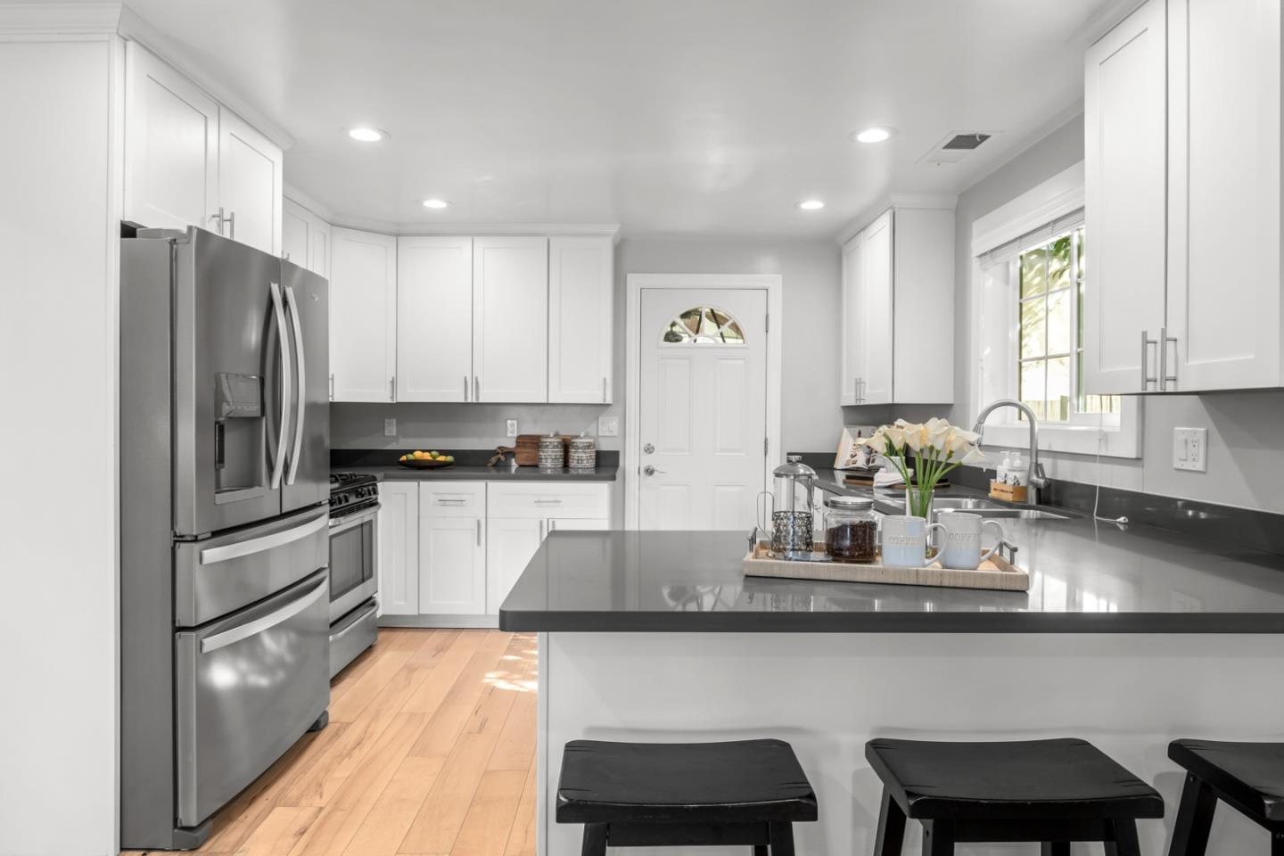 Detail Gallery Image 10 of 37 For 710 5th Ave, Redwood City,  CA 94063 - 2 Beds | 2 Baths