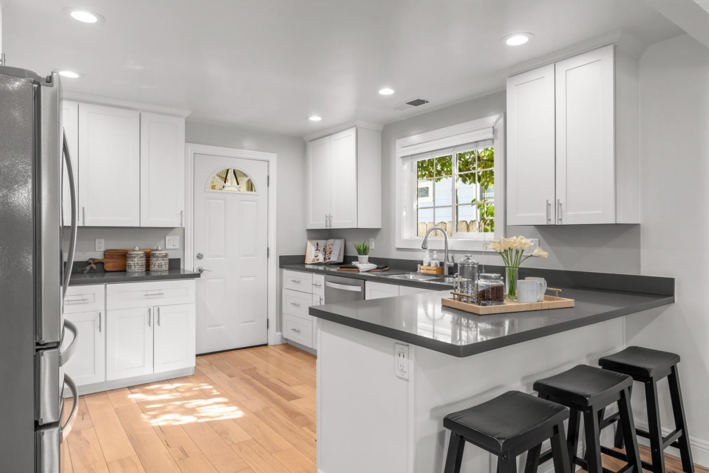 Detail Gallery Image 11 of 37 For 710 5th Ave, Redwood City,  CA 94063 - 2 Beds | 2 Baths