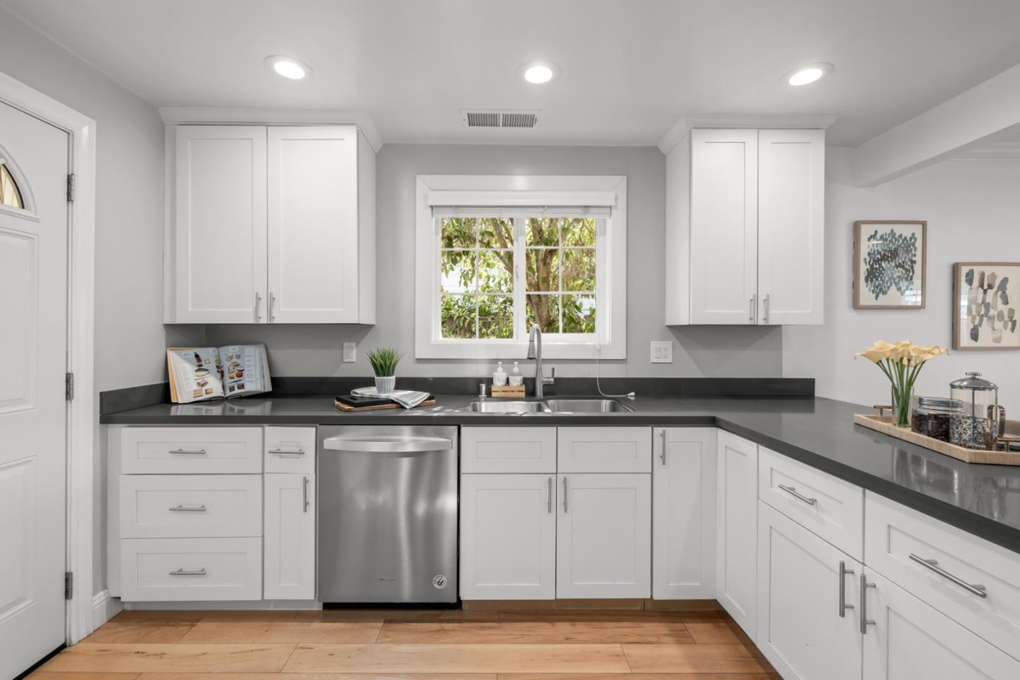Detail Gallery Image 12 of 37 For 710 5th Ave, Redwood City,  CA 94063 - 2 Beds | 2 Baths