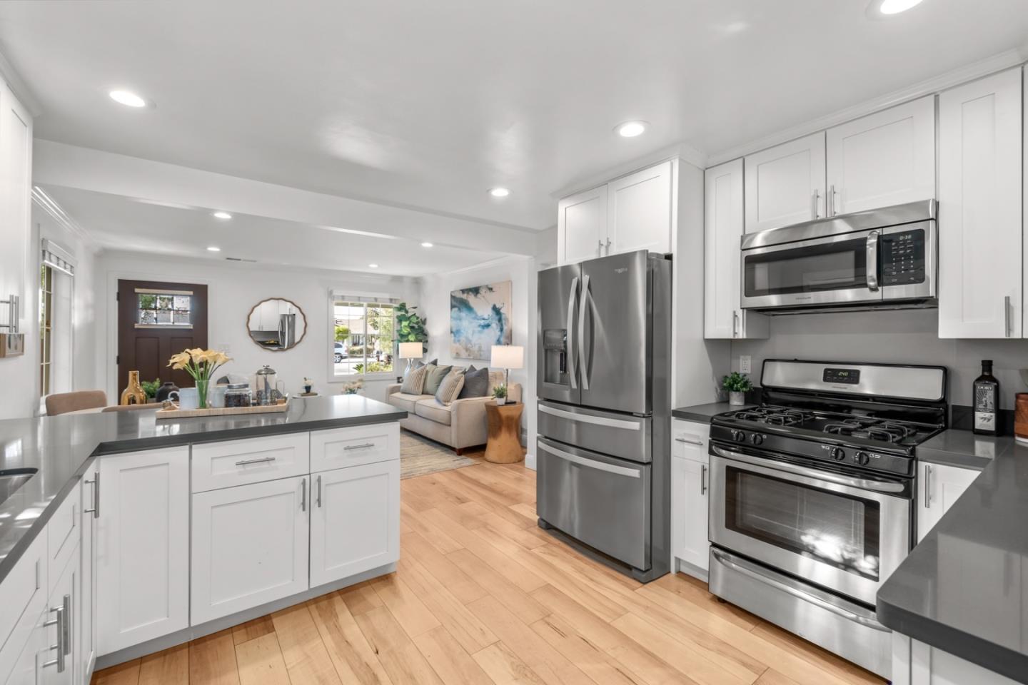 Detail Gallery Image 13 of 37 For 710 5th Ave, Redwood City,  CA 94063 - 2 Beds | 2 Baths