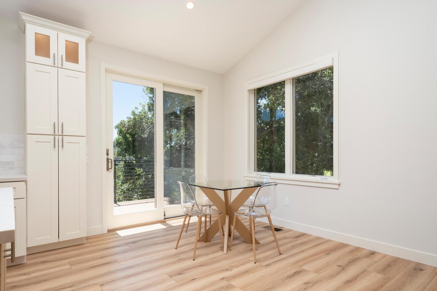 Detail Gallery Image 10 of 27 For 30 Lydia Ct, Hillsborough,  CA 94010 - 2 Beds | 1/1 Baths