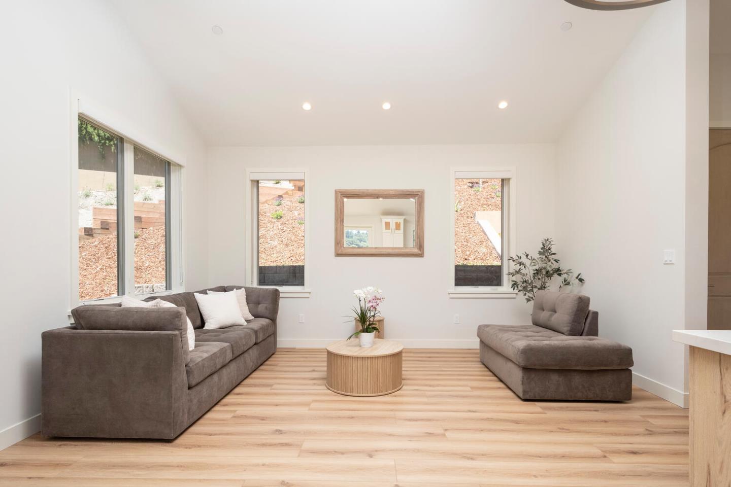 Detail Gallery Image 11 of 27 For 30 Lydia Ct, Hillsborough,  CA 94010 - 2 Beds | 1/1 Baths