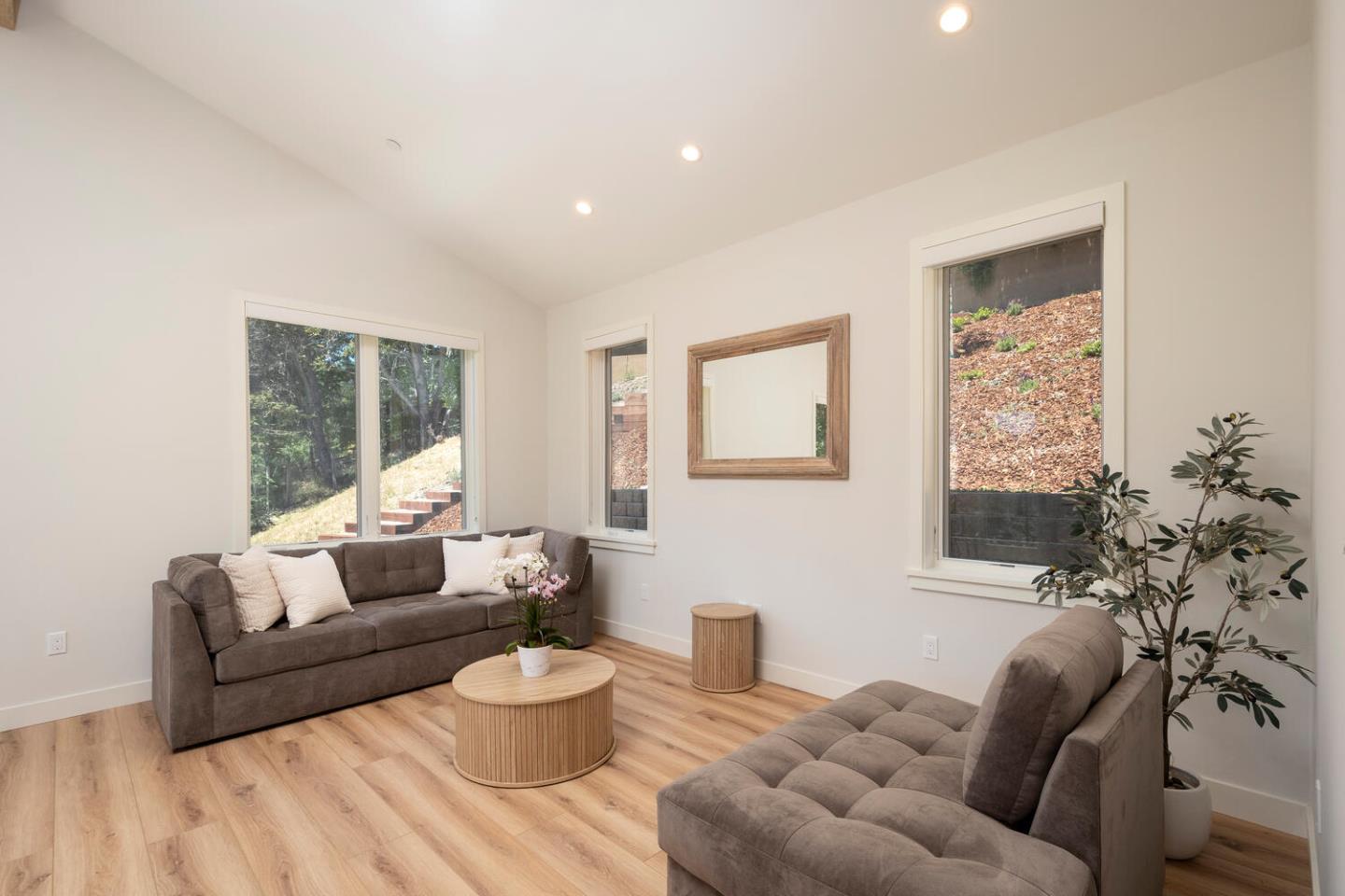 Detail Gallery Image 12 of 27 For 30 Lydia Ct, Hillsborough,  CA 94010 - 2 Beds | 1/1 Baths