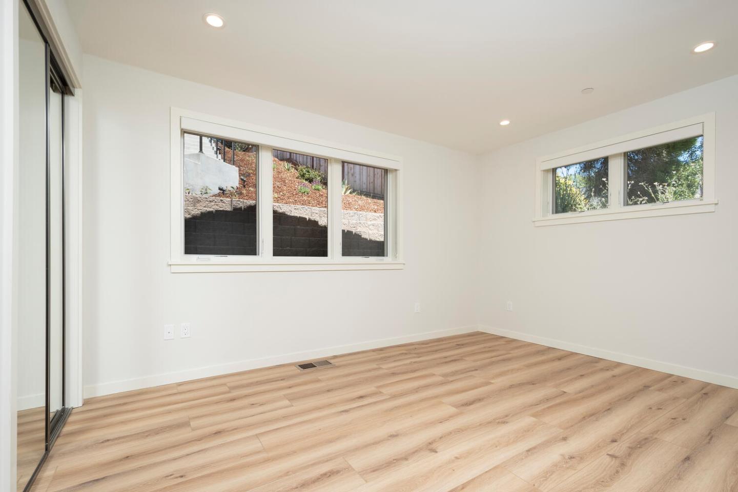Detail Gallery Image 18 of 27 For 30 Lydia Ct, Hillsborough,  CA 94010 - 2 Beds | 1/1 Baths