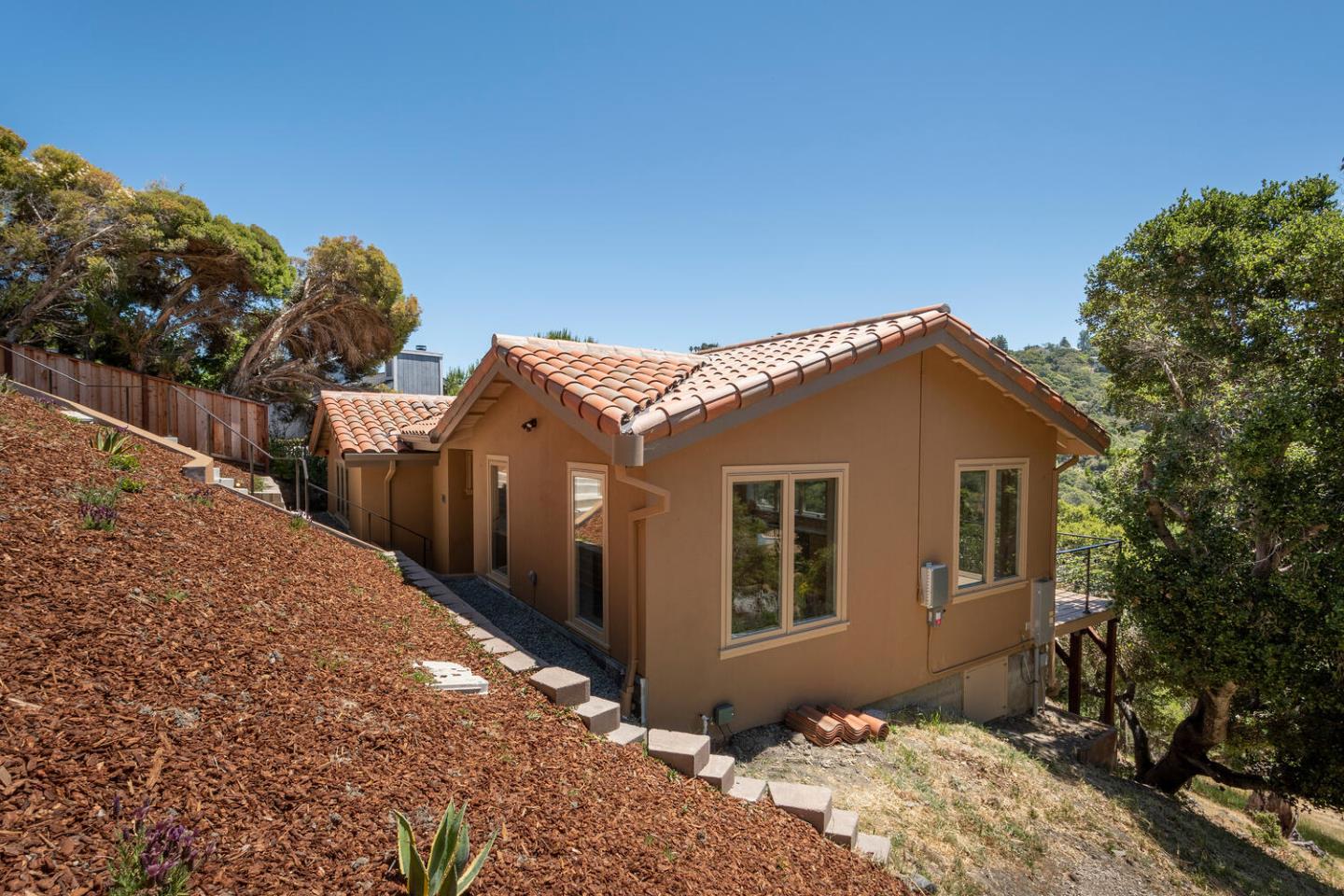 Detail Gallery Image 2 of 27 For 30 Lydia Ct, Hillsborough,  CA 94010 - 2 Beds | 1/1 Baths