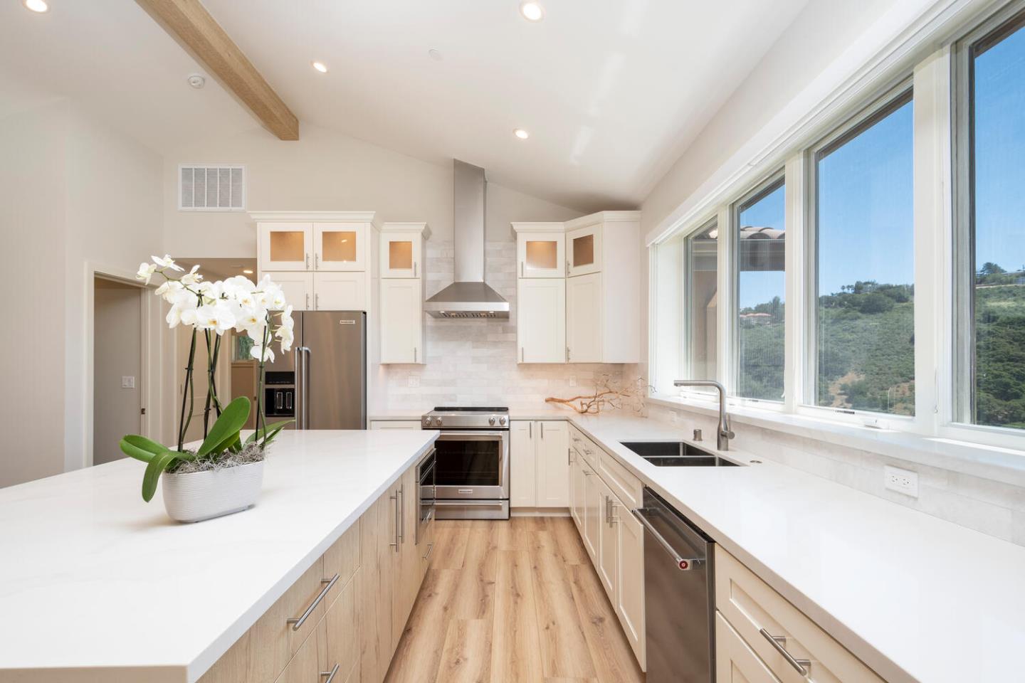 Detail Gallery Image 8 of 27 For 30 Lydia Ct, Hillsborough,  CA 94010 - 2 Beds | 1/1 Baths