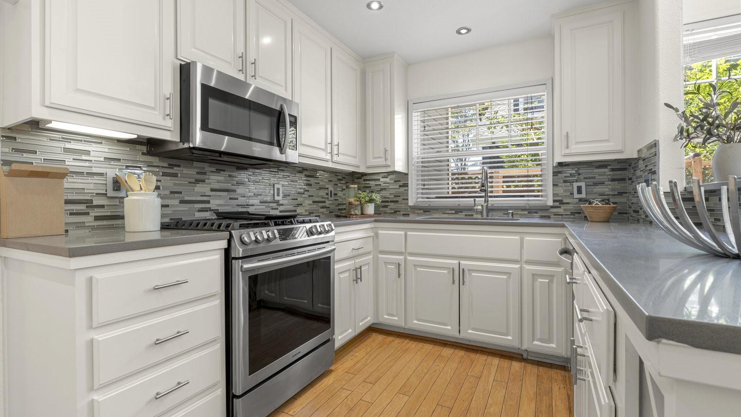 Detail Gallery Image 15 of 51 For 1550 Redwood Ct, Mountain View,  CA 94041 - 4 Beds | 2/1 Baths