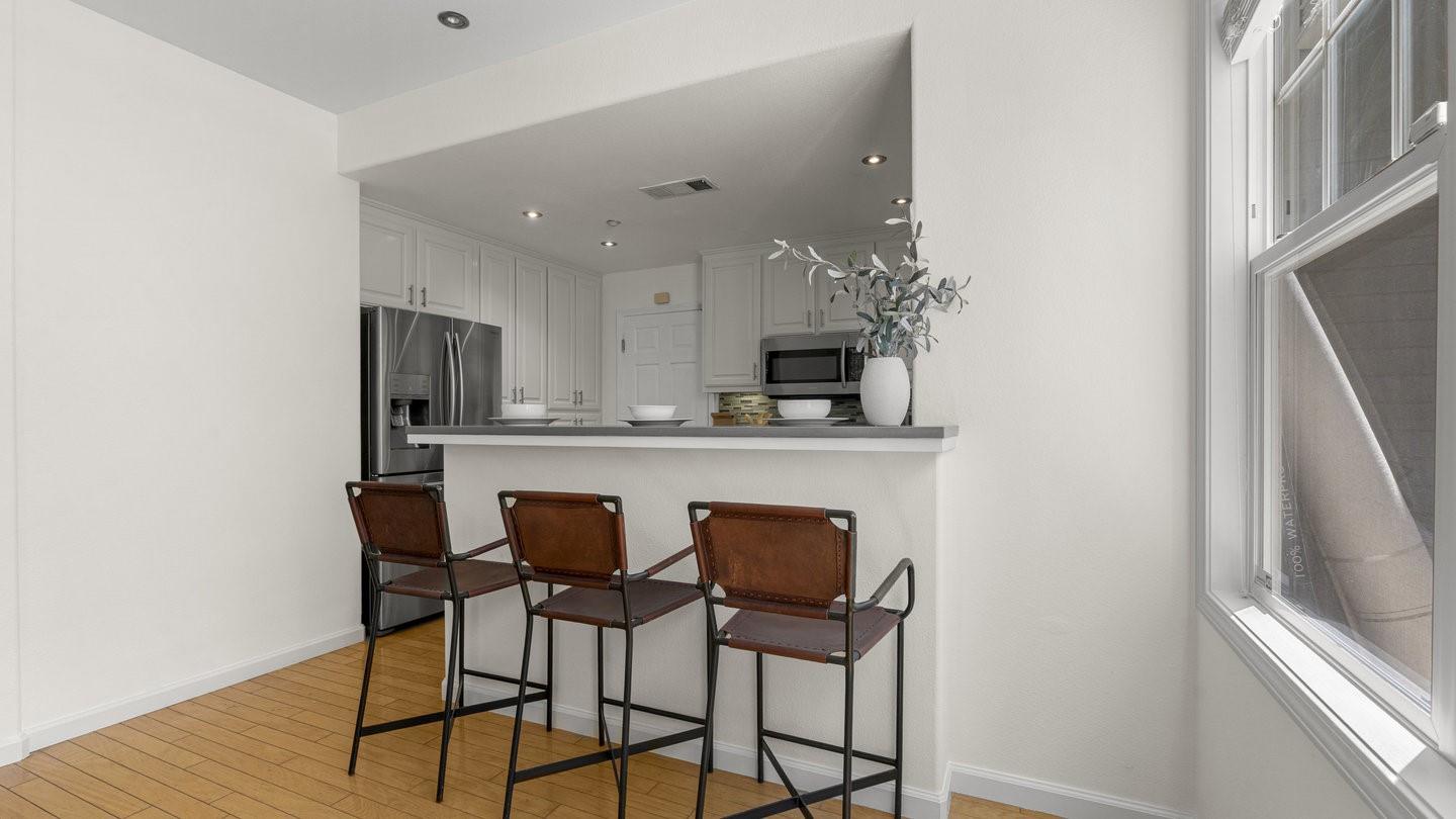 Detail Gallery Image 16 of 51 For 1550 Redwood Ct, Mountain View,  CA 94041 - 4 Beds | 2/1 Baths