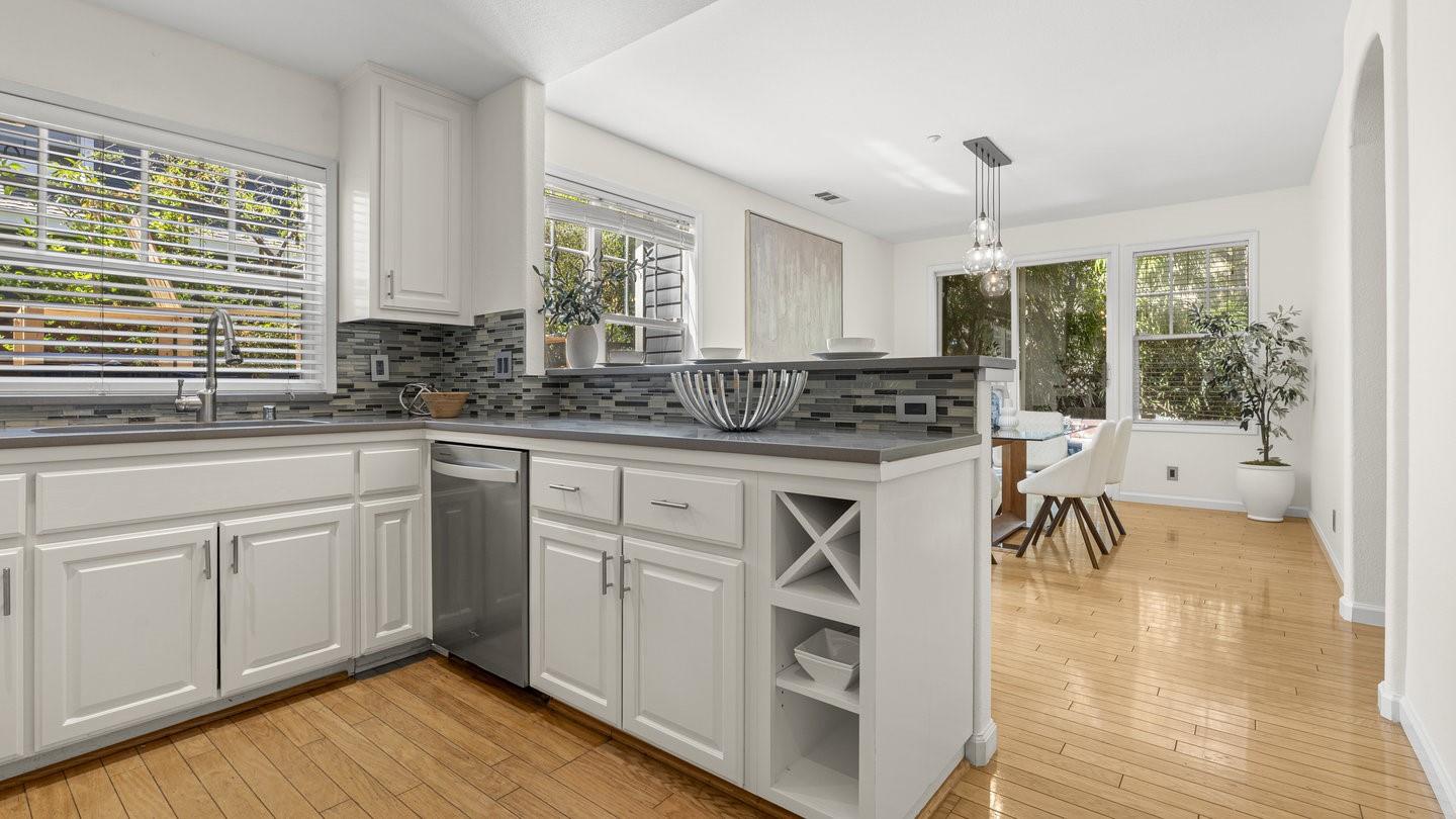 Detail Gallery Image 18 of 51 For 1550 Redwood Ct, Mountain View,  CA 94041 - 4 Beds | 2/1 Baths