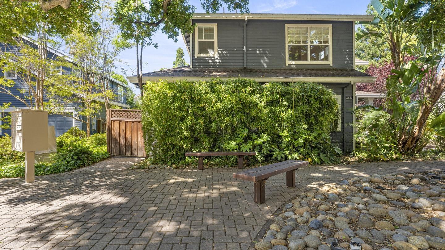 Detail Gallery Image 3 of 51 For 1550 Redwood Ct, Mountain View,  CA 94041 - 4 Beds | 2/1 Baths