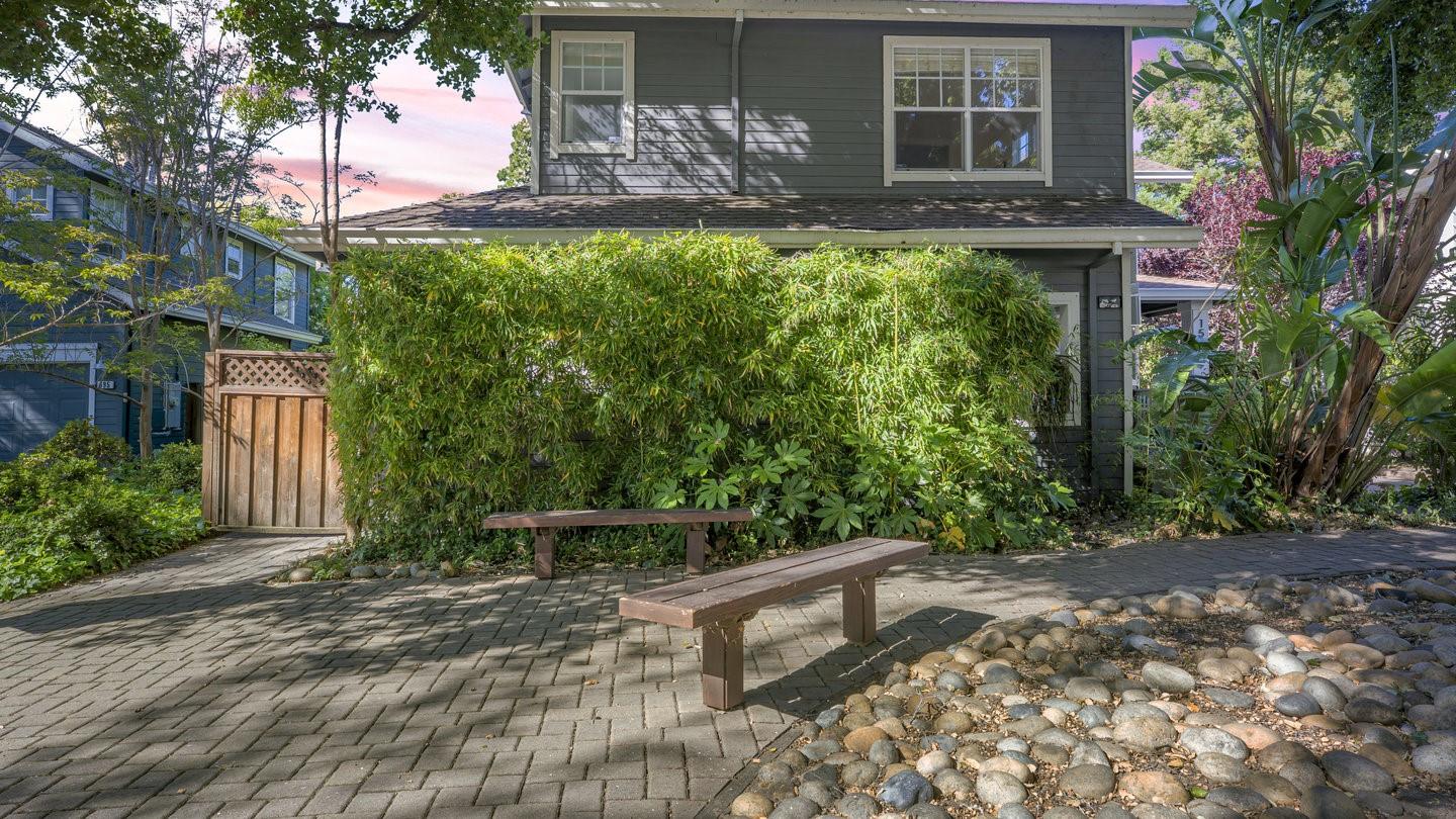 Detail Gallery Image 4 of 51 For 1550 Redwood Ct, Mountain View,  CA 94041 - 4 Beds | 2/1 Baths
