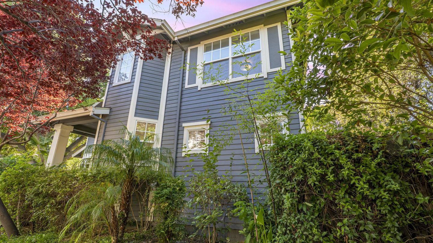 Detail Gallery Image 5 of 51 For 1550 Redwood Ct, Mountain View,  CA 94041 - 4 Beds | 2/1 Baths