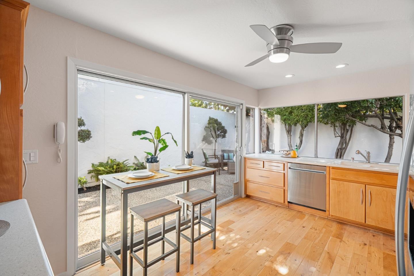 Detail Gallery Image 22 of 44 For 1393 Sydney Dr, Sunnyvale,  CA 94087 - 3 Beds | 2 Baths