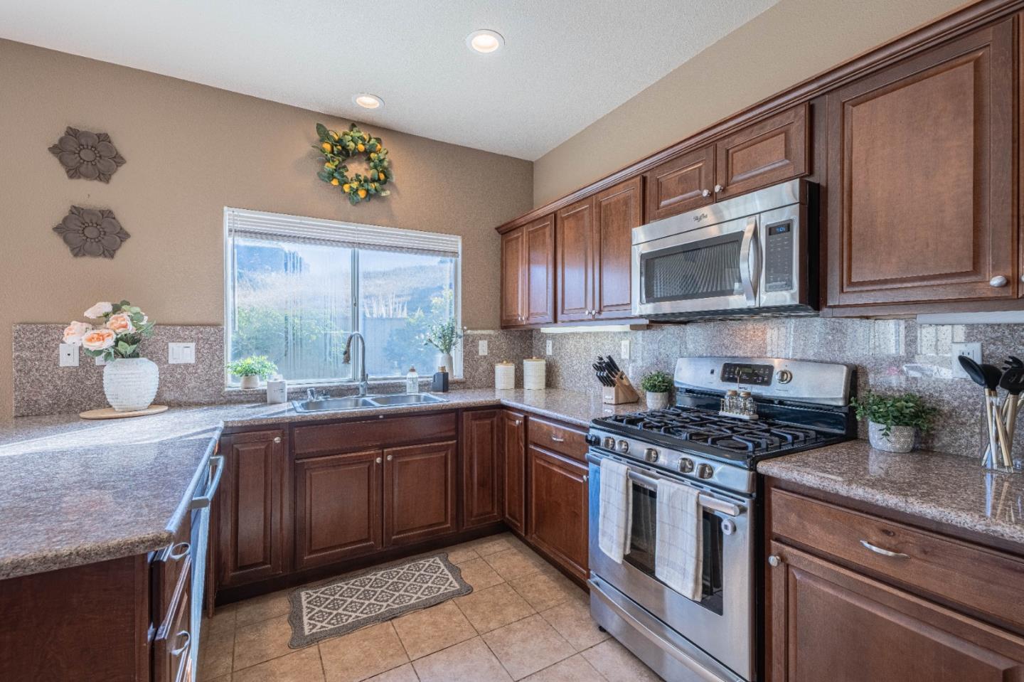 Detail Gallery Image 12 of 50 For 27320 Bavella Way, Salinas,  CA 93908 - 4 Beds | 2/1 Baths