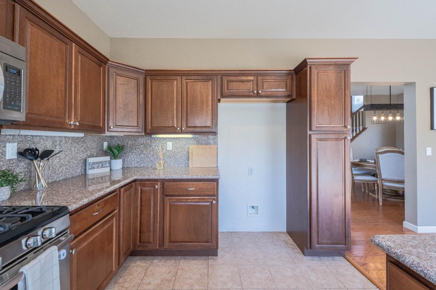 Detail Gallery Image 13 of 50 For 27320 Bavella Way, Salinas,  CA 93908 - 4 Beds | 2/1 Baths