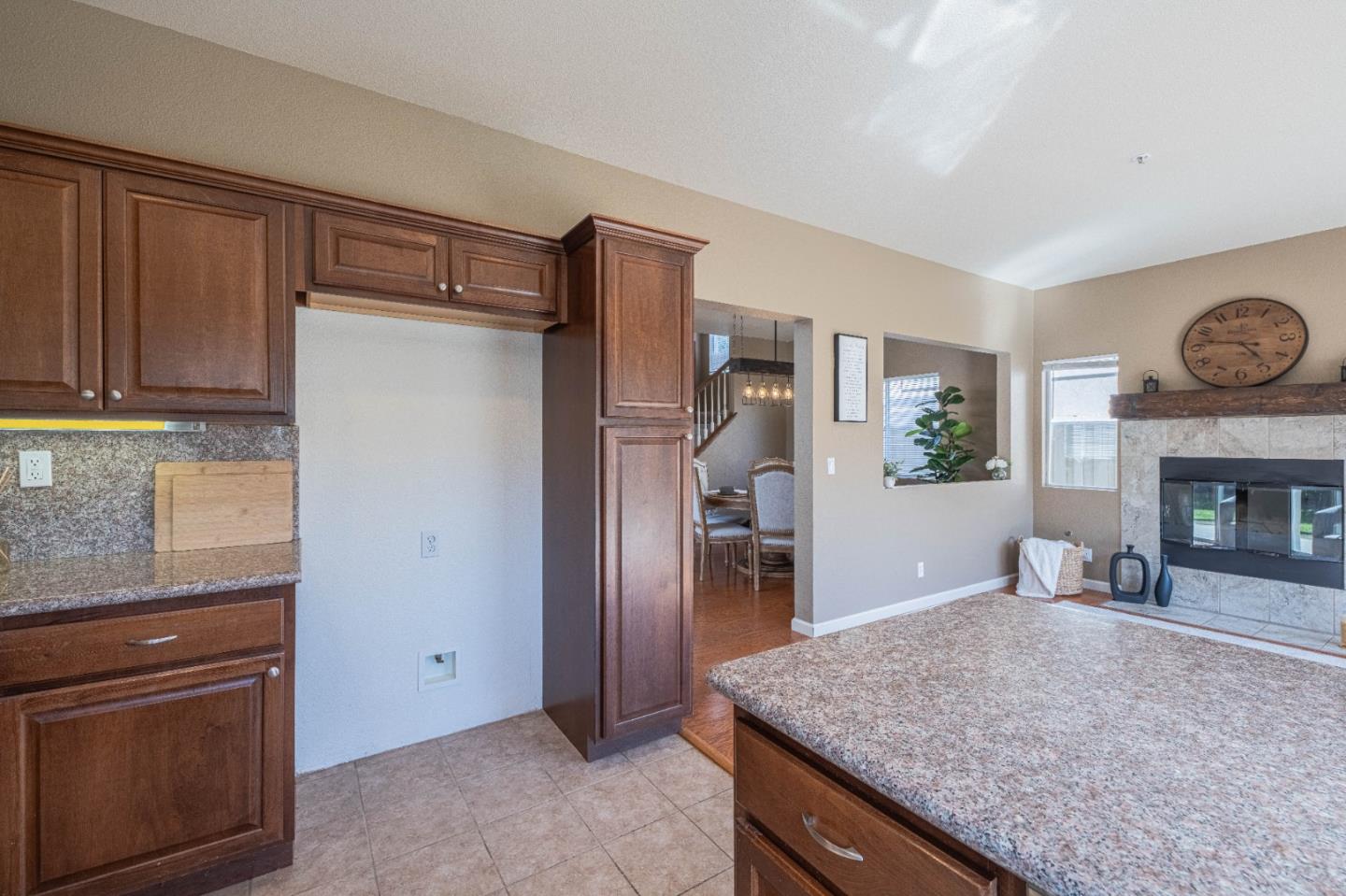 Detail Gallery Image 14 of 50 For 27320 Bavella Way, Salinas,  CA 93908 - 4 Beds | 2/1 Baths