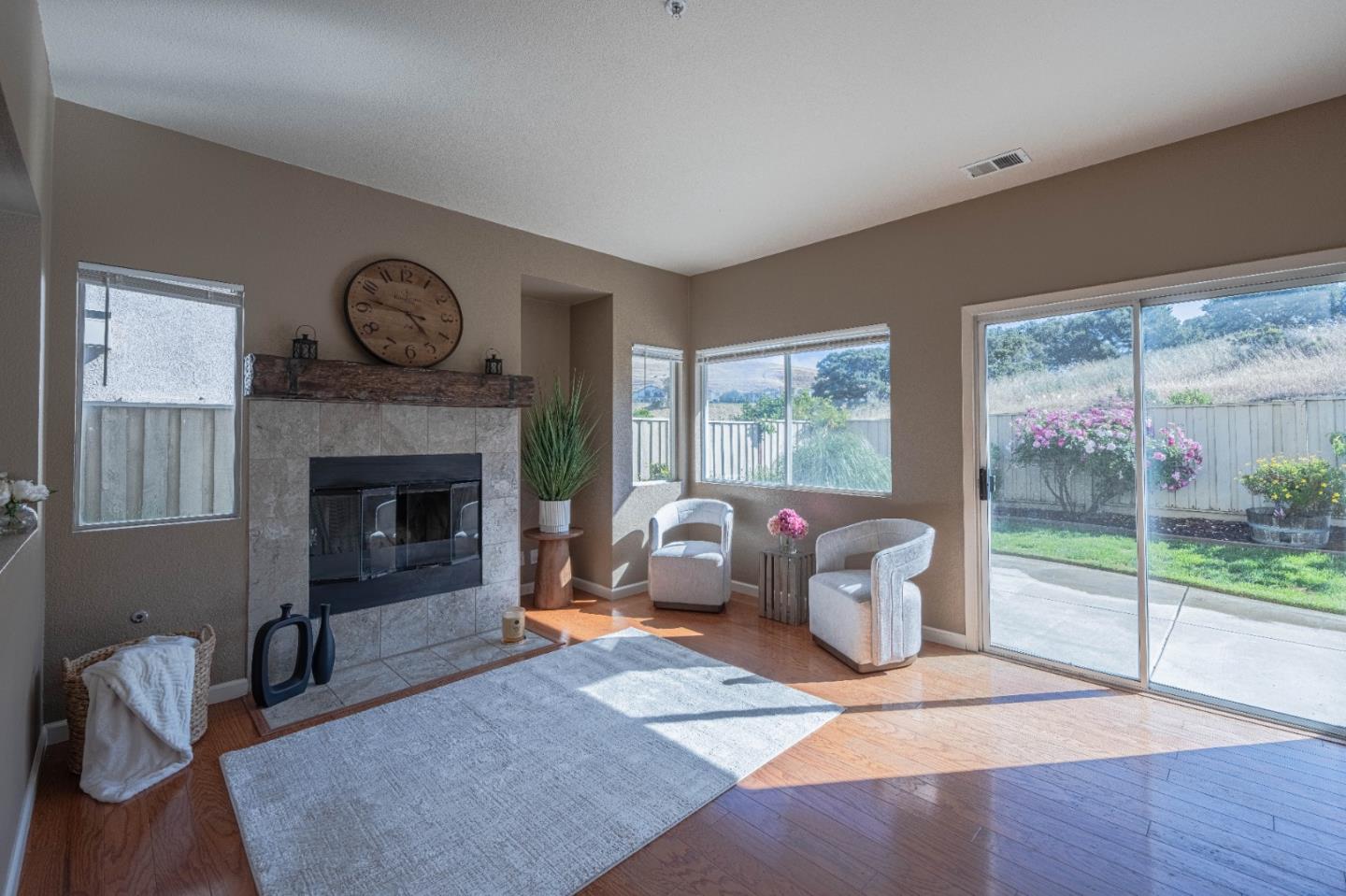 Detail Gallery Image 16 of 50 For 27320 Bavella Way, Salinas,  CA 93908 - 4 Beds | 2/1 Baths