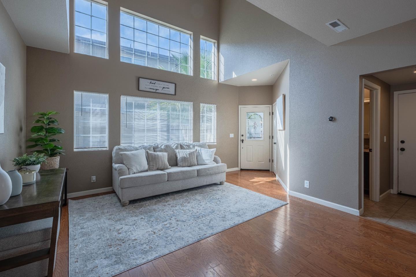 Detail Gallery Image 5 of 50 For 27320 Bavella Way, Salinas,  CA 93908 - 4 Beds | 2/1 Baths