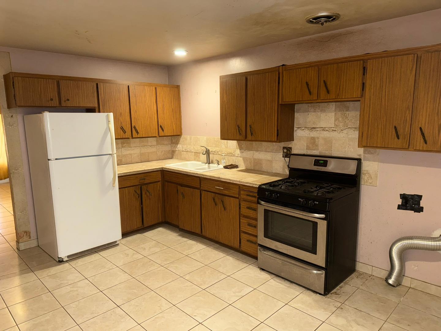 Detail Gallery Image 4 of 18 For 1648 Chico Way, Salinas,  CA 93906 - 3 Beds | 1/1 Baths