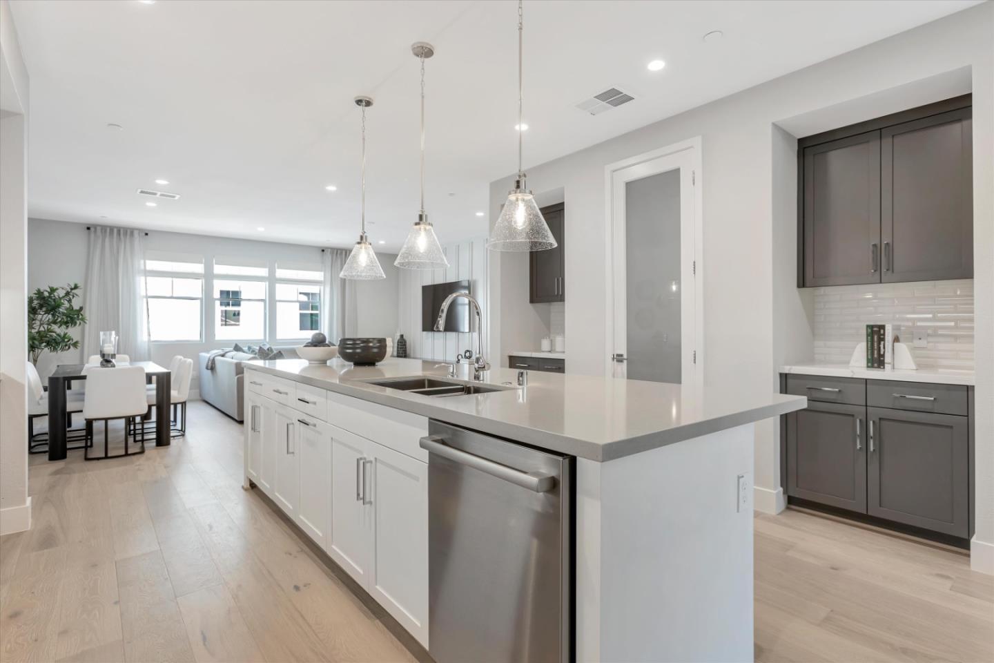 Detail Gallery Image 6 of 12 For 231 Oak Cir, Walnut Creek,  CA 94597 - 4 Beds | 3/1 Baths