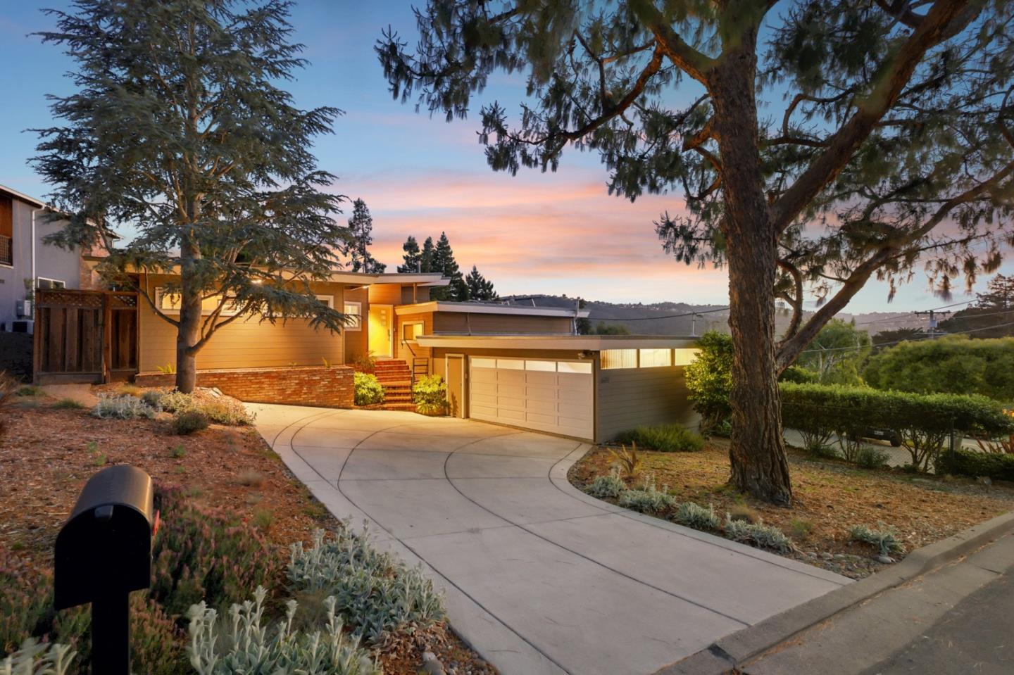 Detail Gallery Image 2 of 71 For 607 Dartmouth Ave, San Carlos,  CA 94070 - 3 Beds | 3 Baths