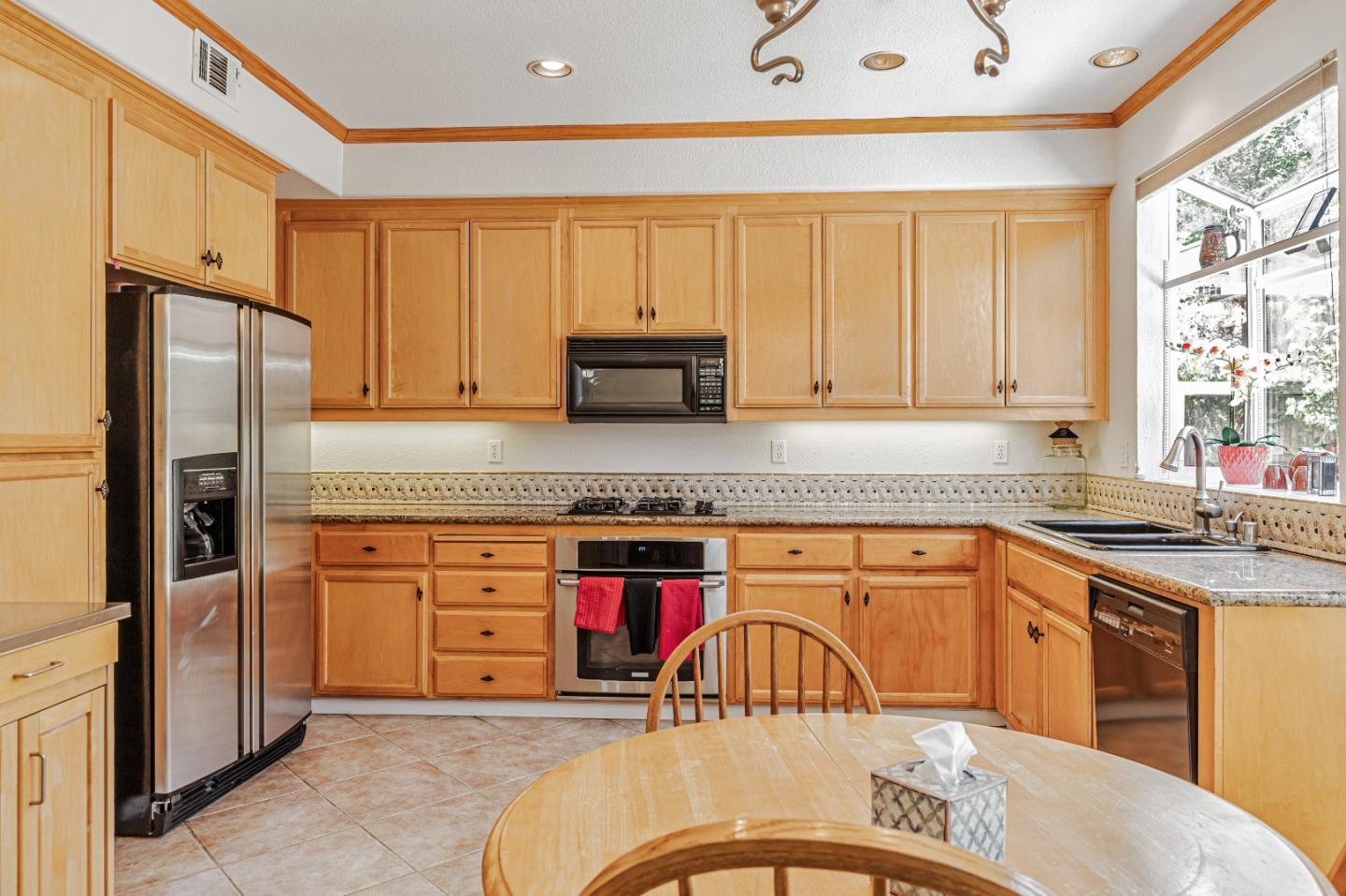 Detail Gallery Image 10 of 28 For 975 Oak Brook Way, Gilroy,  CA 95020 - 3 Beds | 2/1 Baths