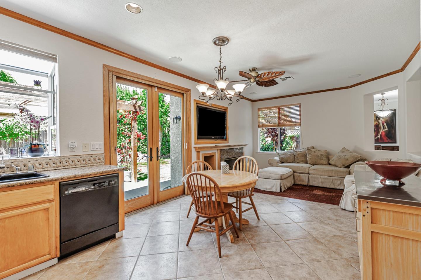 Detail Gallery Image 12 of 28 For 975 Oak Brook Way, Gilroy,  CA 95020 - 3 Beds | 2/1 Baths