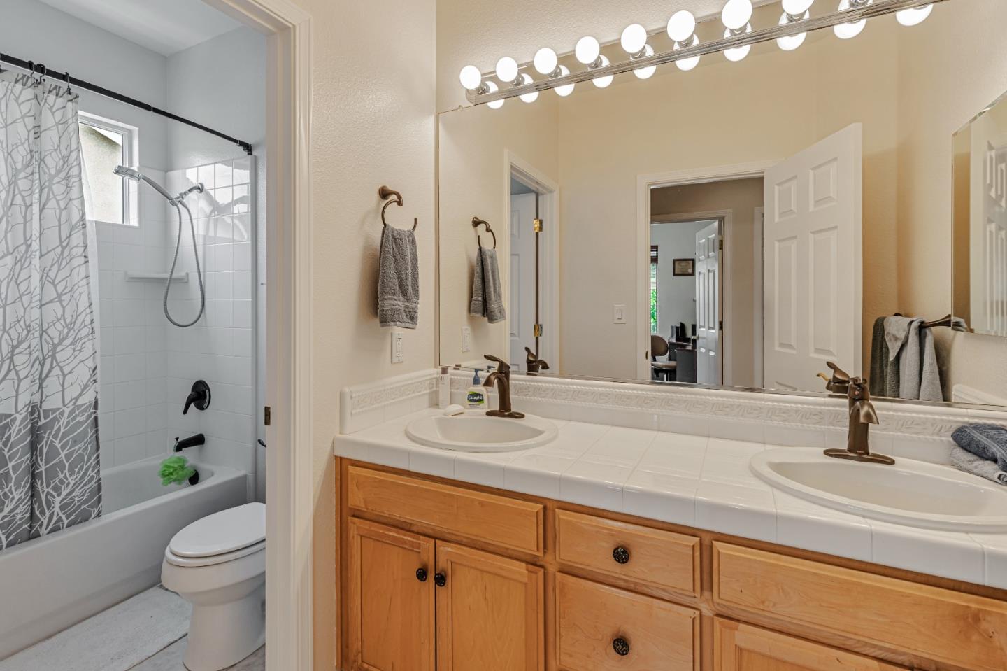 Detail Gallery Image 21 of 28 For 975 Oak Brook Way, Gilroy,  CA 95020 - 3 Beds | 2/1 Baths