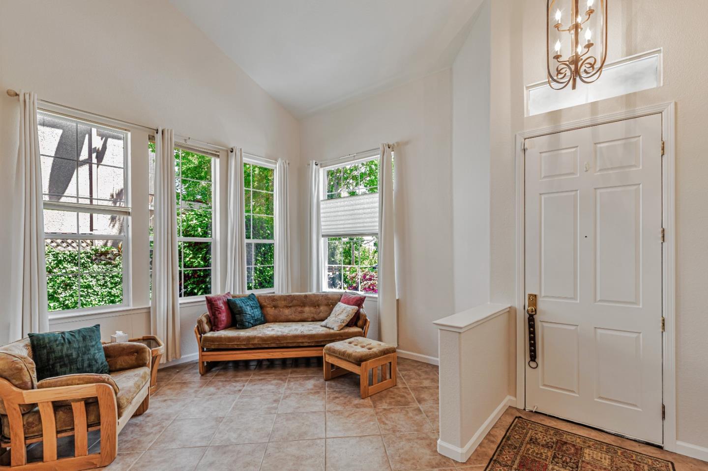 Detail Gallery Image 3 of 28 For 975 Oak Brook Way, Gilroy,  CA 95020 - 3 Beds | 2/1 Baths