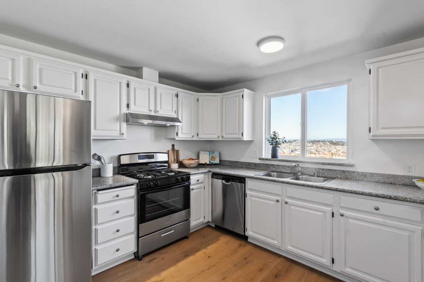 Detail Gallery Image 13 of 35 For 325 Olmstead St, San Francisco,  CA 94134 - 3 Beds | 1/1 Baths