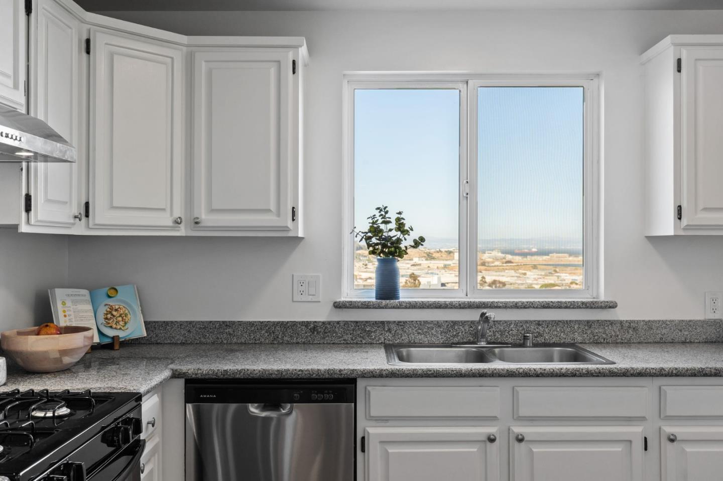 Detail Gallery Image 14 of 35 For 325 Olmstead St, San Francisco,  CA 94134 - 3 Beds | 1/1 Baths