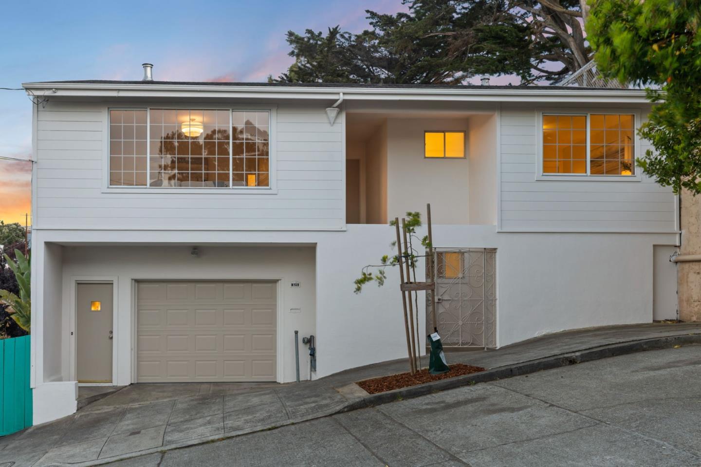 Detail Gallery Image 2 of 35 For 325 Olmstead St, San Francisco,  CA 94134 - 3 Beds | 1/1 Baths