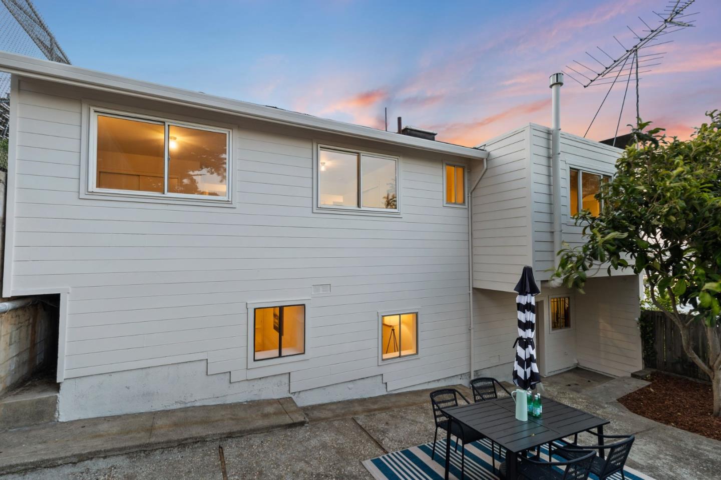 Detail Gallery Image 3 of 35 For 325 Olmstead St, San Francisco,  CA 94134 - 3 Beds | 1/1 Baths