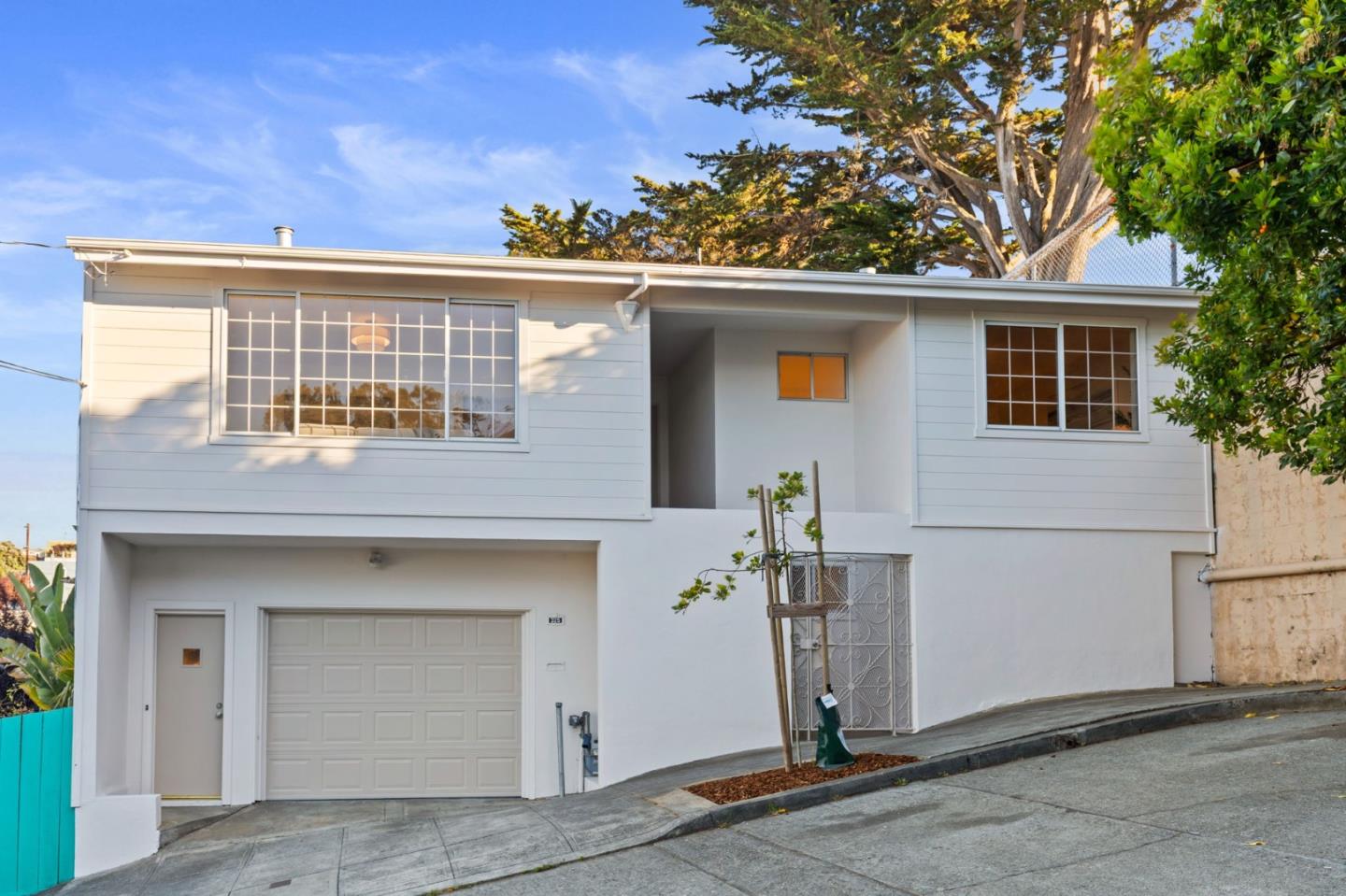 Detail Gallery Image 6 of 35 For 325 Olmstead St, San Francisco,  CA 94134 - 3 Beds | 1/1 Baths