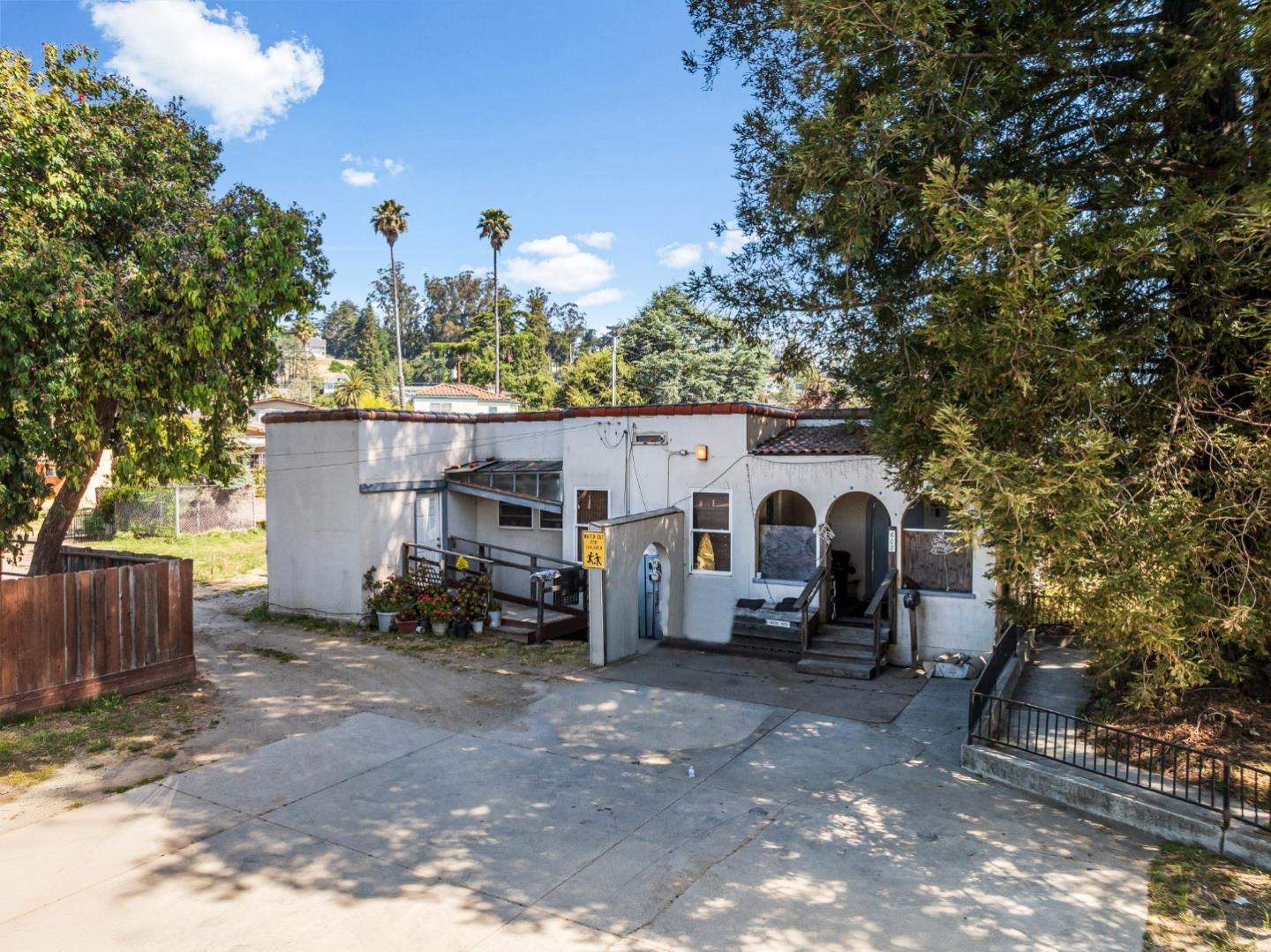 Detail Gallery Image 2 of 5 For 608 & 612 Mission St, Santa Cruz,  CA 95060 - 5 Beds | 2 Baths