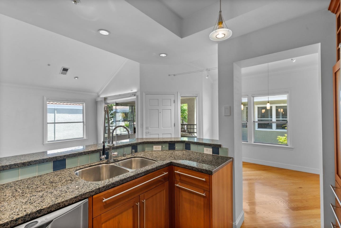 Detail Gallery Image 13 of 32 For 539 Quailbrook Ct, San Jose,  CA 95110 - 2 Beds | 2 Baths