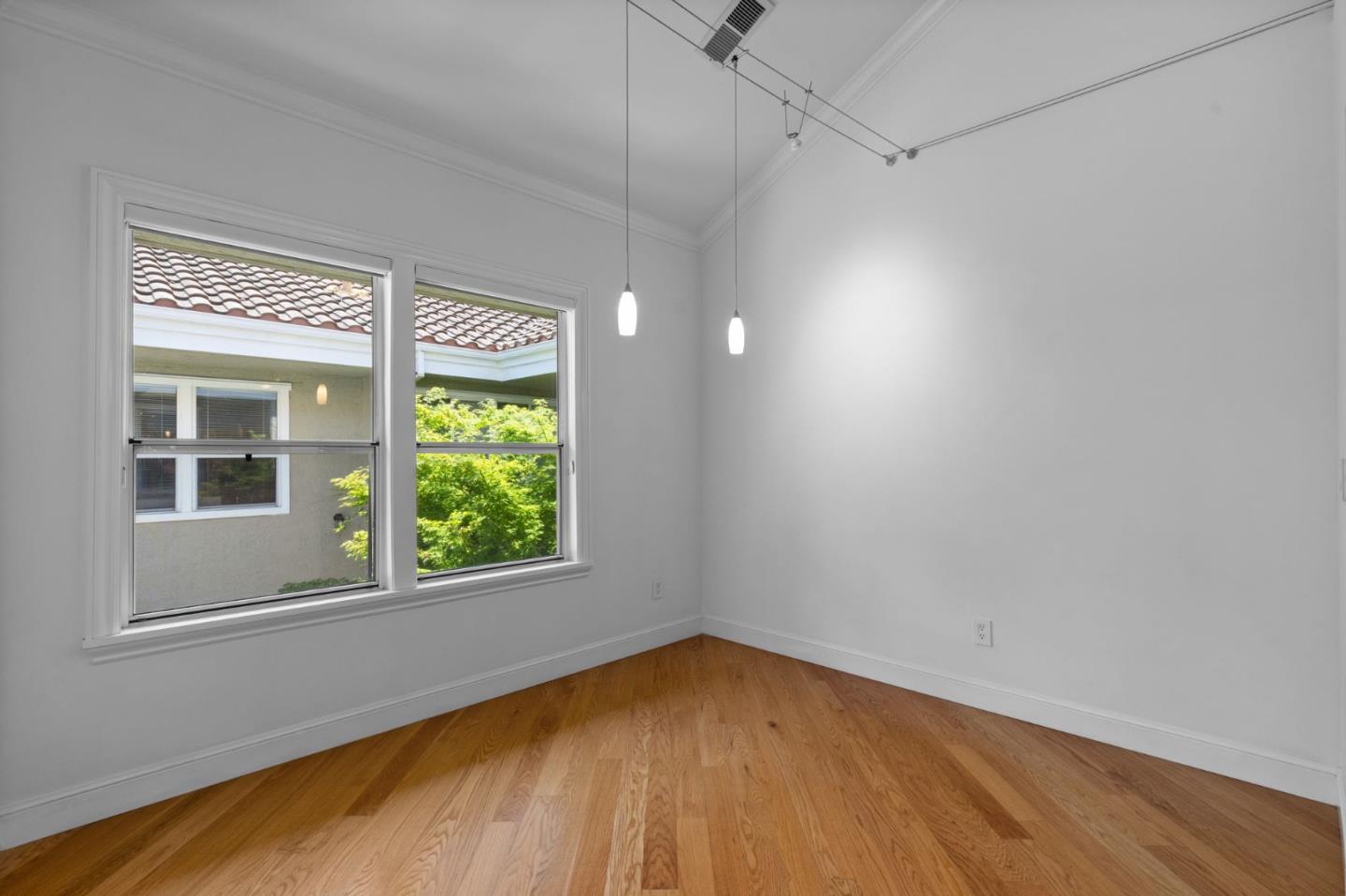 Detail Gallery Image 7 of 32 For 539 Quailbrook Ct, San Jose,  CA 95110 - 2 Beds | 2 Baths