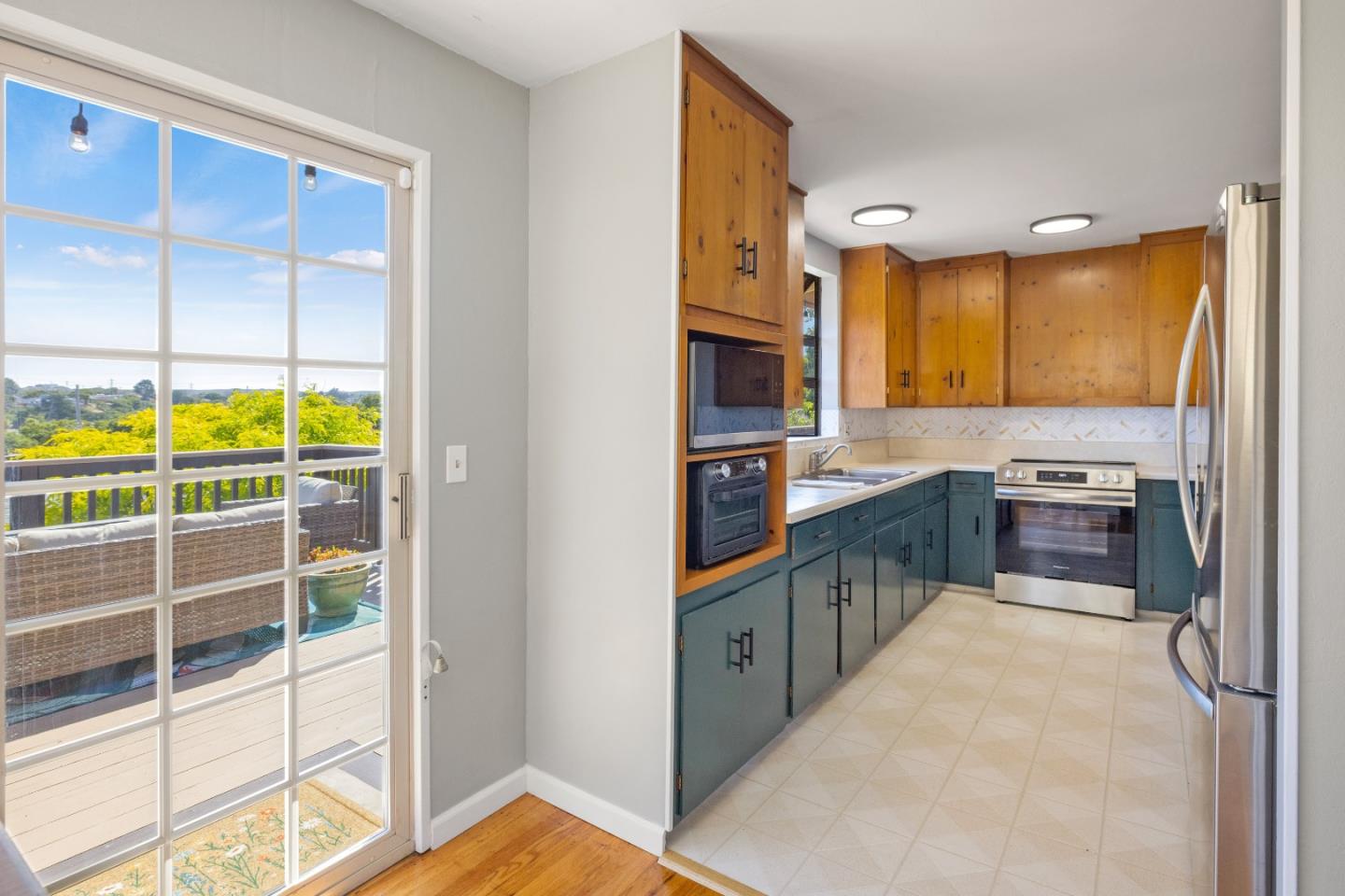 Detail Gallery Image 5 of 17 For 955 Casanova Ave, Monterey,  CA 93940 - 3 Beds | 2 Baths
