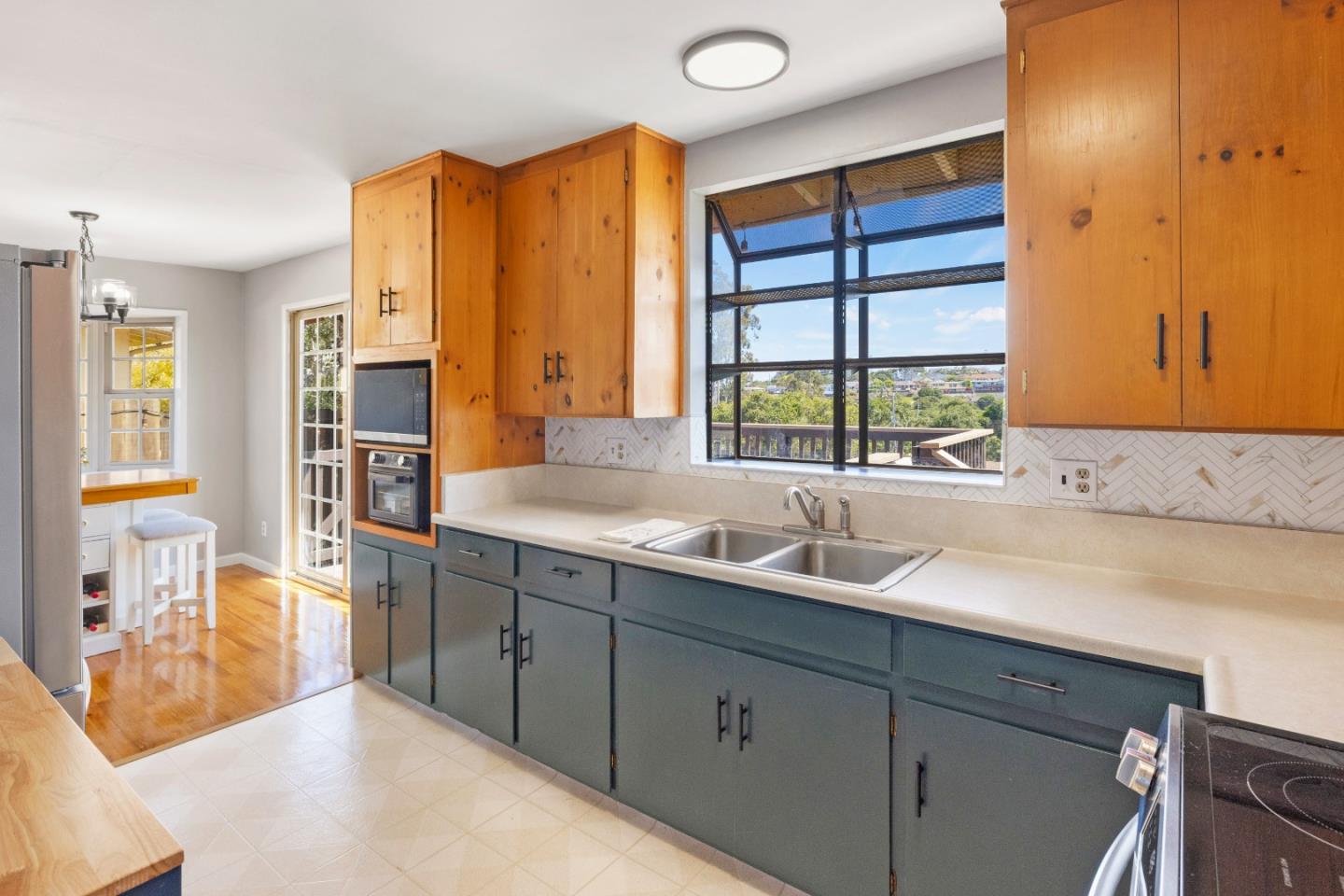 Detail Gallery Image 6 of 17 For 955 Casanova Ave, Monterey,  CA 93940 - 3 Beds | 2 Baths