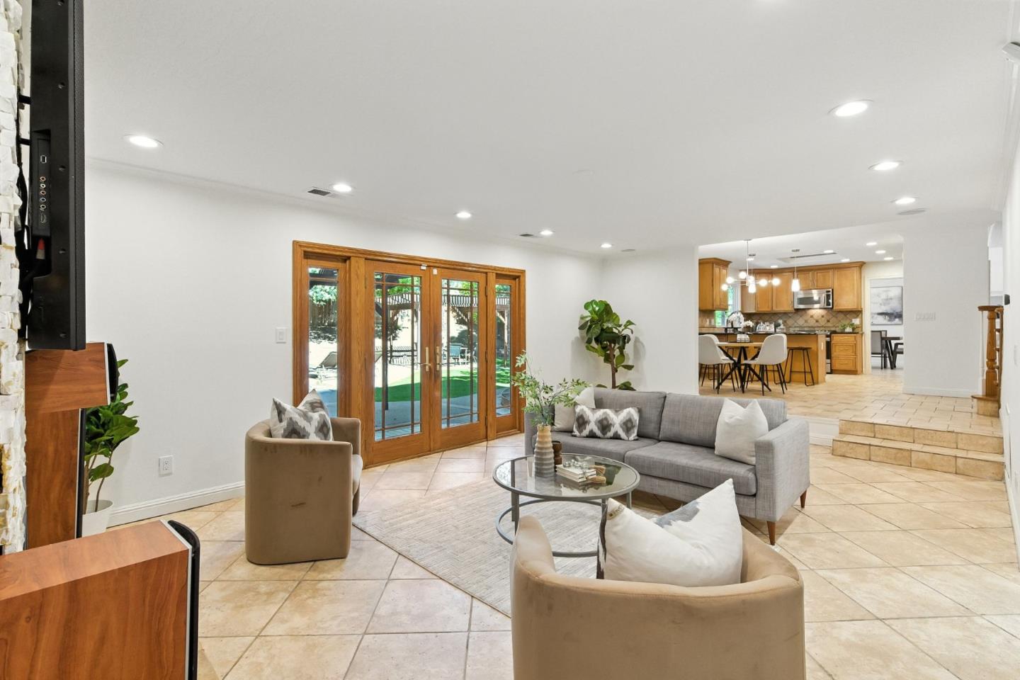 Detail Gallery Image 11 of 75 For 4418 Valle Vis, Pittsburg,  CA 94565 - 5 Beds | 2/1 Baths