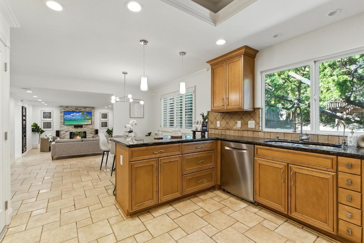 Detail Gallery Image 14 of 75 For 4418 Valle Vis, Pittsburg,  CA 94565 - 5 Beds | 2/1 Baths